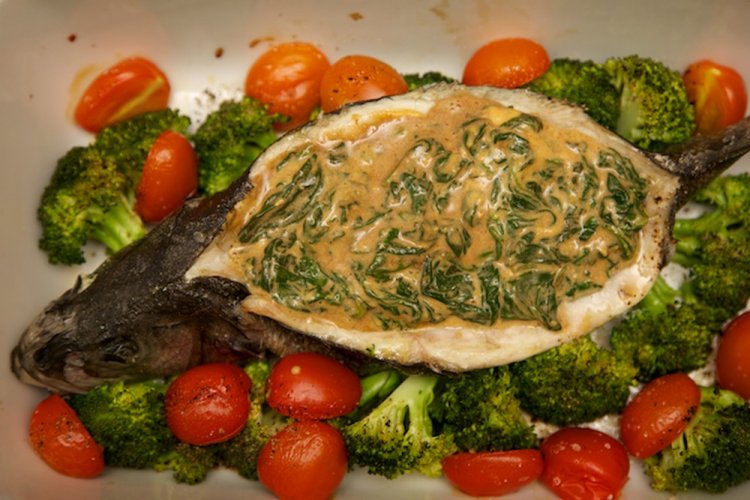 Сибас со шпинатом и сливочным сыром в духовке
