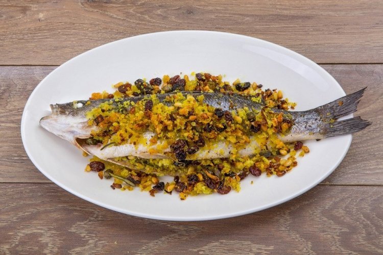 Сибас с орехами и изюмом в духовке