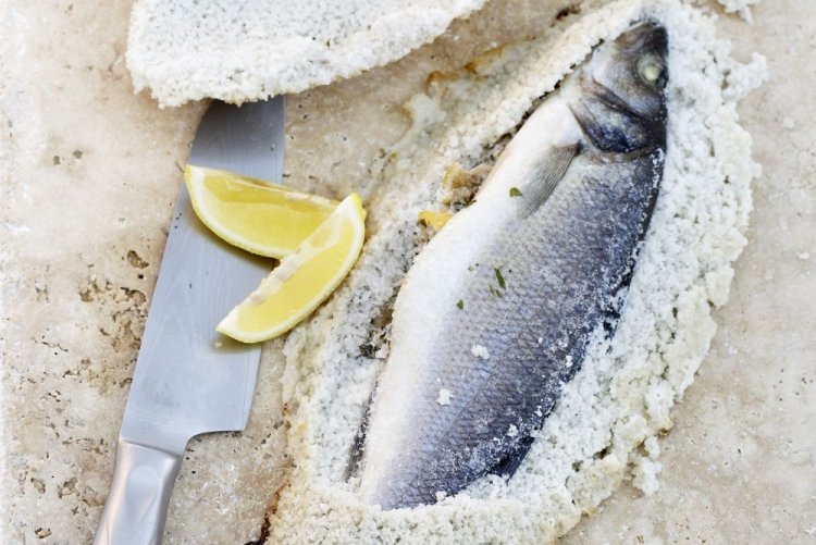 Сибас в соляной шубе