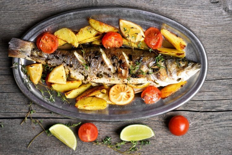 Сибас с картошкой и помидорами в духовке