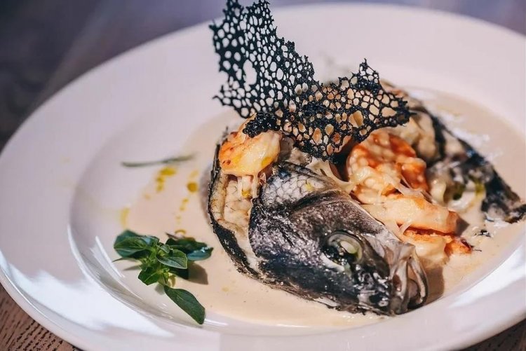 Сибас с креветками в духовке