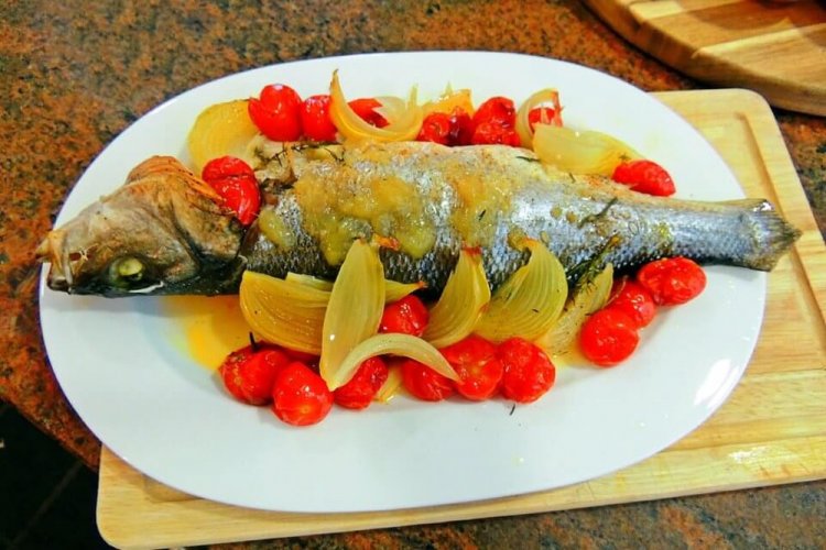 Сибас с фиолетовым луком и болгарским перцем в духовке