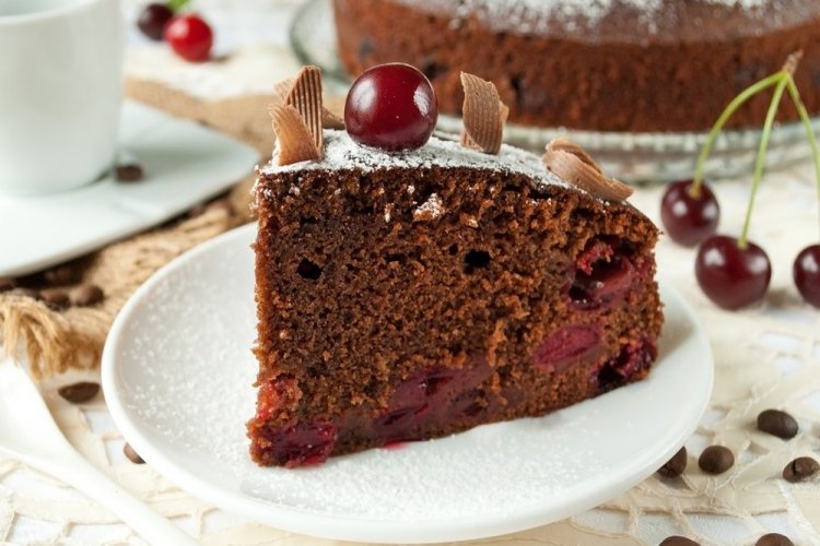 Шоколадный пирог с вишней