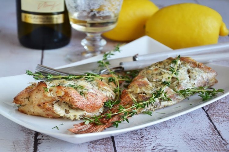 Окунь со сметаной в духовке