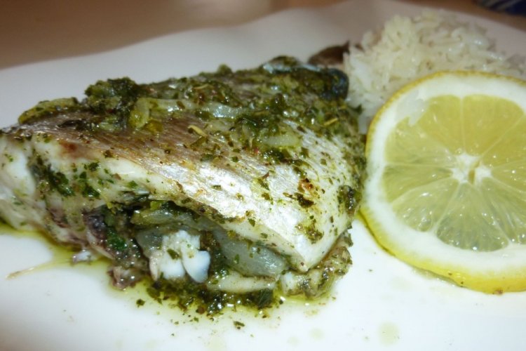 Окунь с соусом песто в духовке