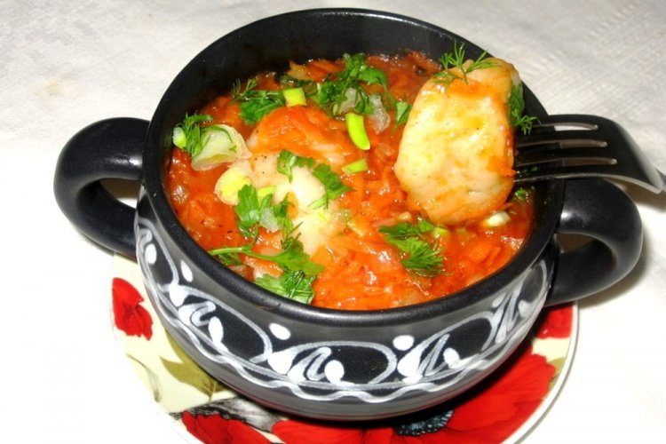 Окунь с овощами в горшочках