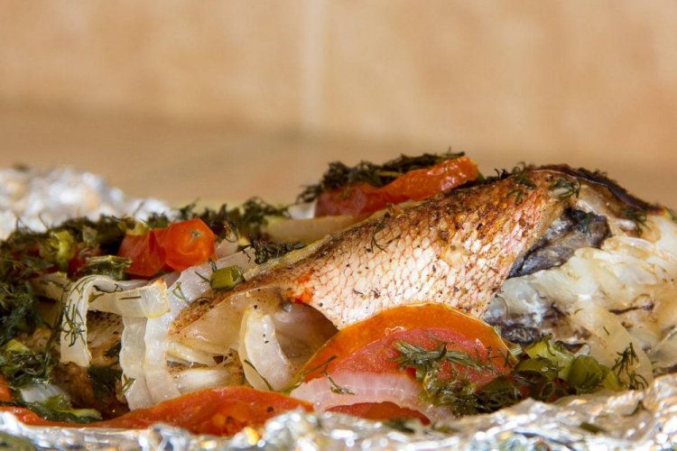 Окунь с вином и помидорами в духовке