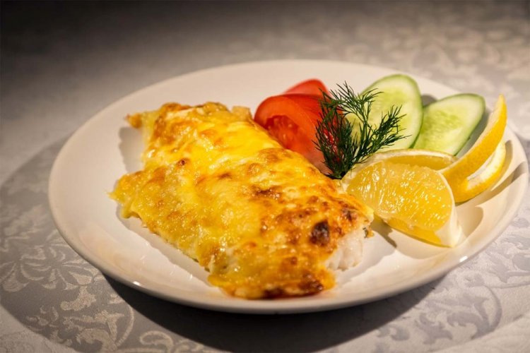 Окунь с сырным соусом в духовке