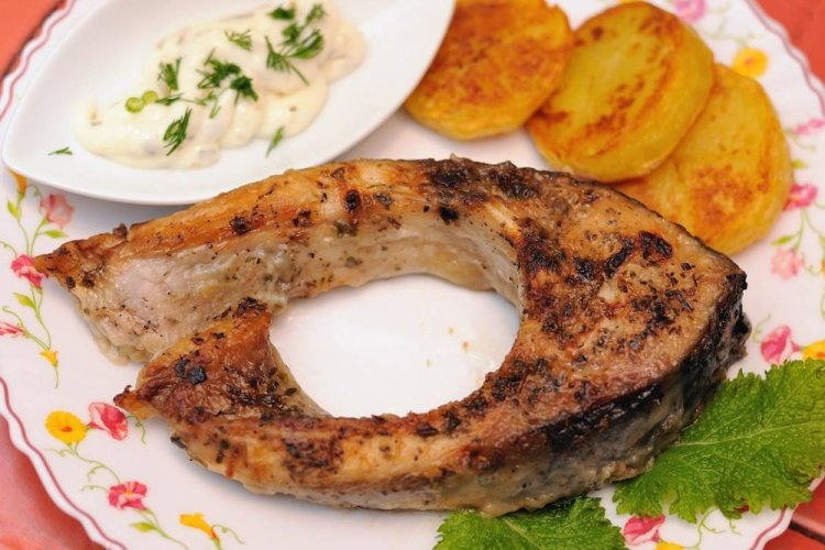 Сазан, жаренный в муке на сковороде