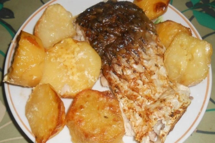 Сазан с картофелем в духовке