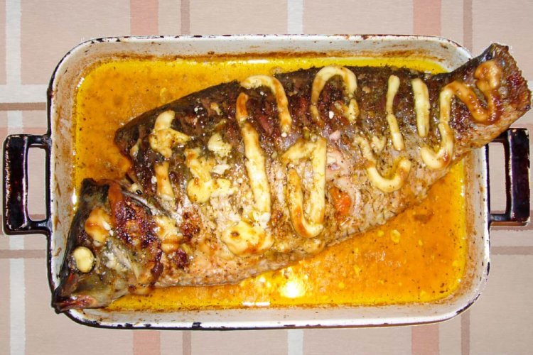 Сазан с луком и морковью