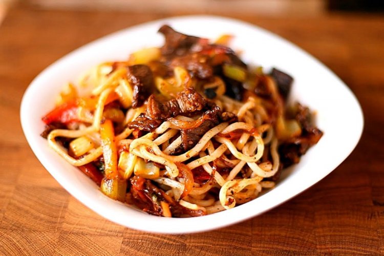 Жареный лагман с помидорами в собственном соку