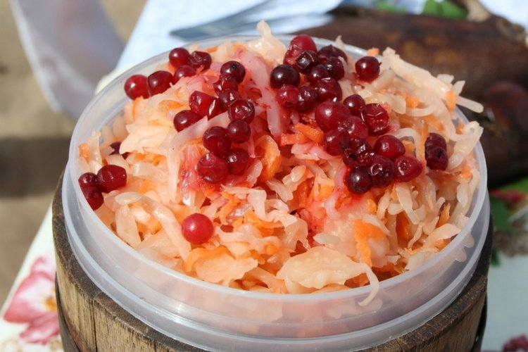 Квашеная капуста с клюквой