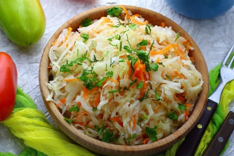 Квашеная капуста с луком и зеленью