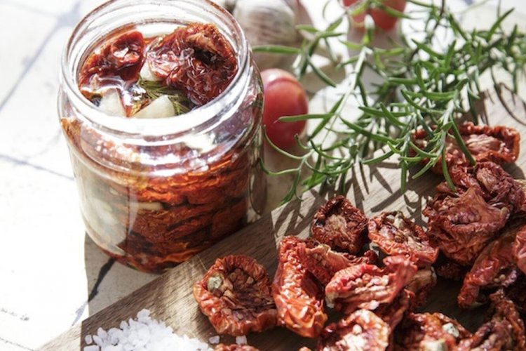 Вяленые помидоры в духовке на скорую руку