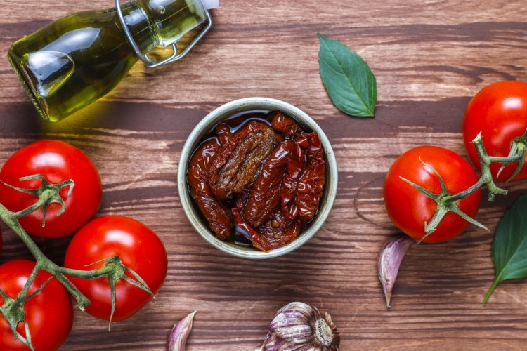 Вяленые помидоры с базиликом в духовке