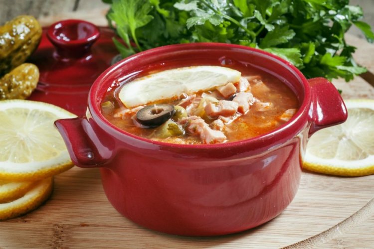 Солянка с копченостями