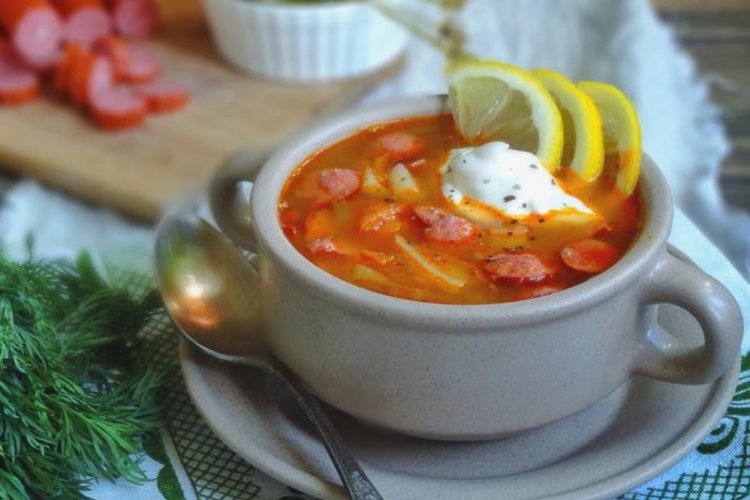 Солянка из охотничьих колбасок и ветчины