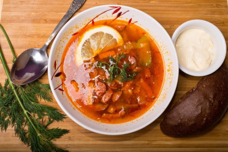 Солянка с индейкой и копченостями