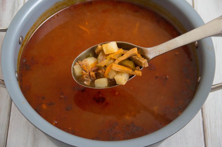 Солянка с колбасой и картошкой