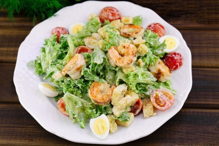 Салат Цезарь с креветками