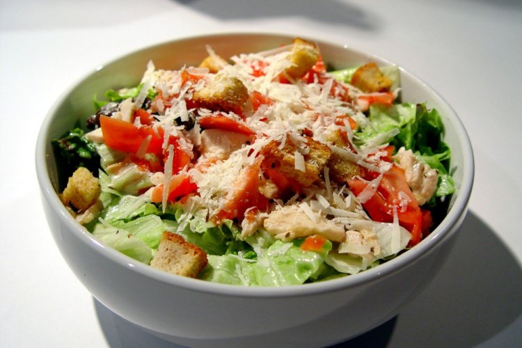 Салат Цезарь с тунцом
