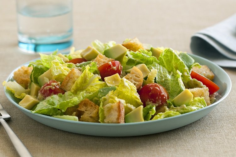 Салат Цезарь с авокадо