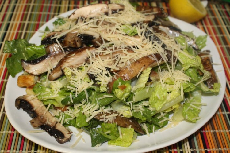 Салат Цезарь с грибами