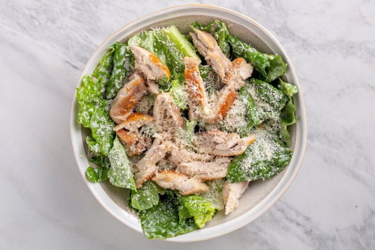 Салат Цезарь со щавелем