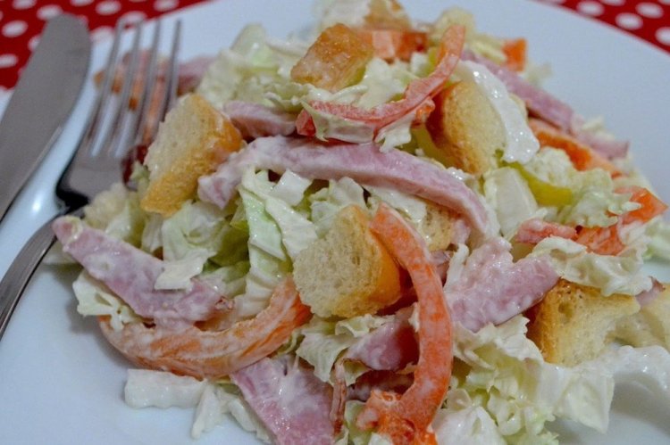 Салат Цезарь с ветчиной и майонезом