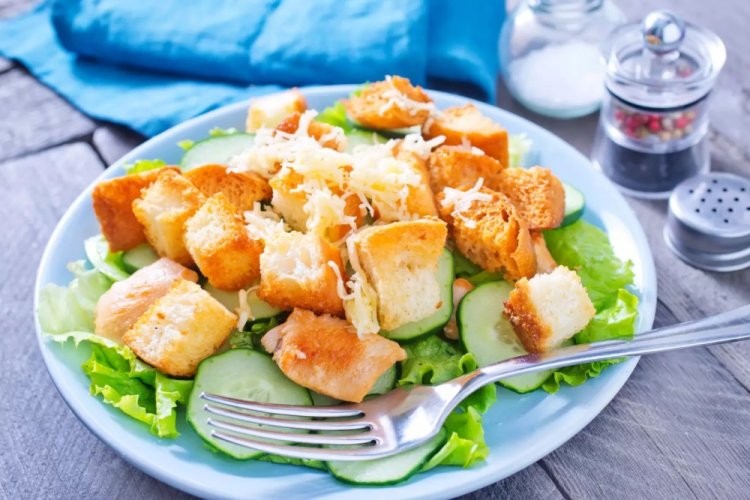 Салат Цезарь с огурцами