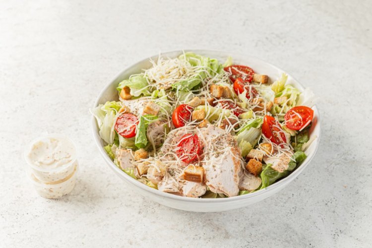 Салат Цезарь с копченой курицей