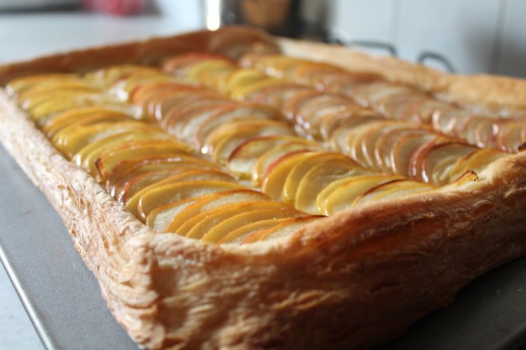 Яблочный пирог из слоеного теста