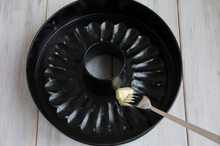 Яблочная шарлотка