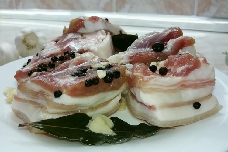 Сало в рассоле под гнетом