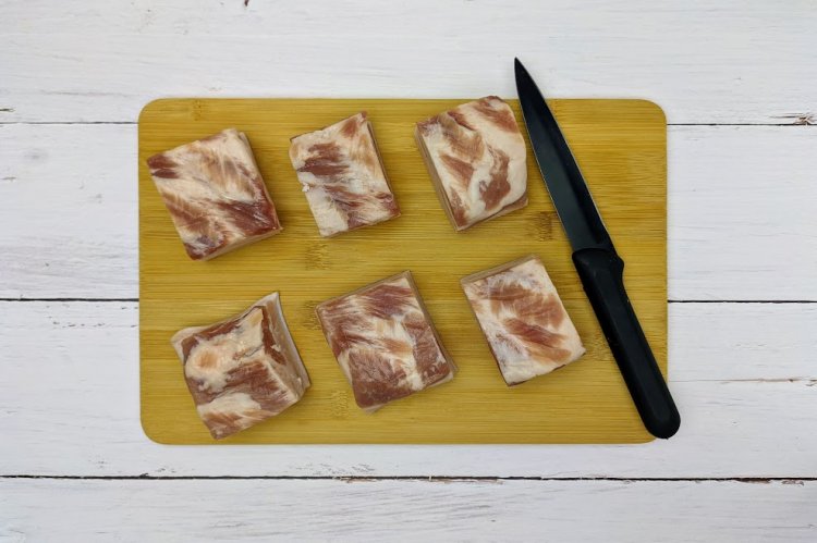 Сало в горячем рассоле в кастрюле