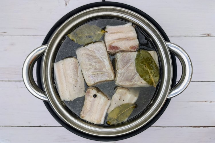 Сало в горячем рассоле в кастрюле