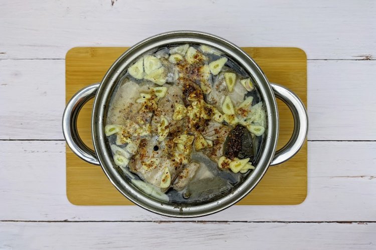 Сало в горячем рассоле в кастрюле