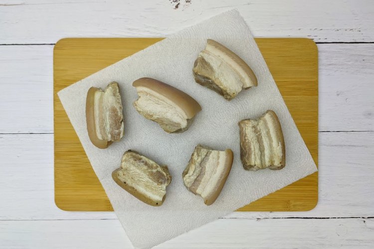 Сало в горячем рассоле в кастрюле