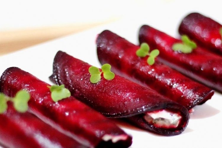 Рулетики с красной рыбой и свеклой