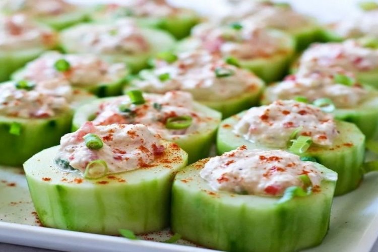 Фаршированные огурцы с красной рыбой