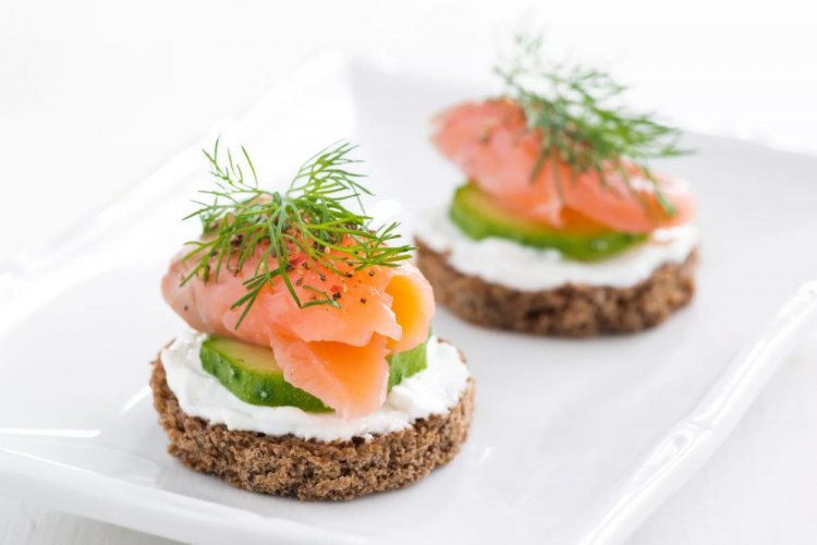 Канапе с красной рыбой и огурцом