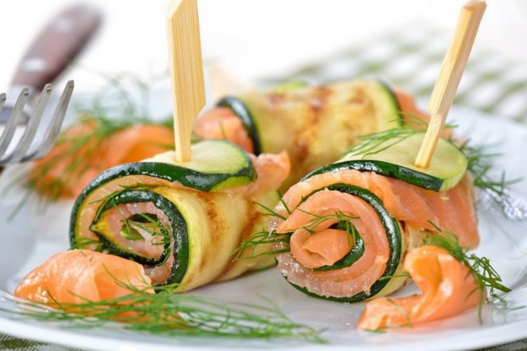 Рулетики из цукини с красной рыбой