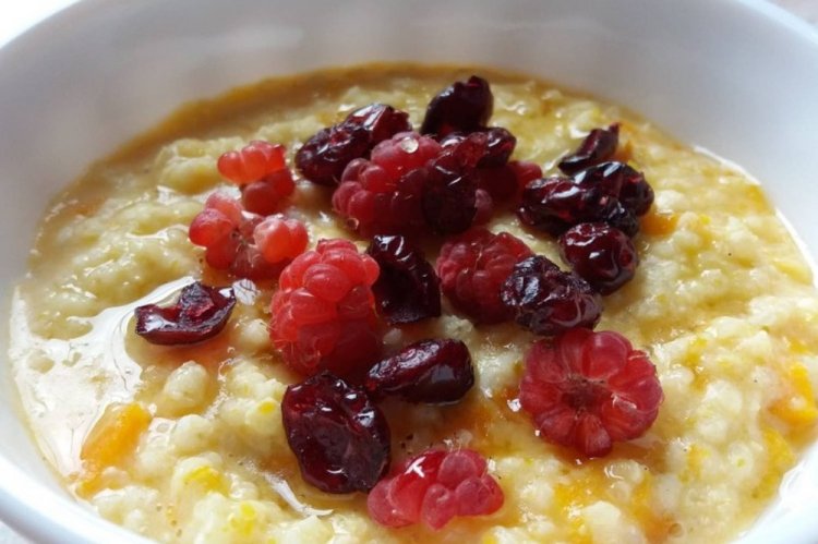 Рисовая каша с тыквой и ягодами