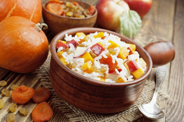 Рисовая каша с тыквой и яблоками