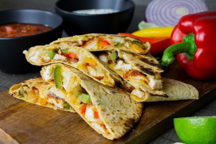 Кесадилья с индейкой и зеленым горошком