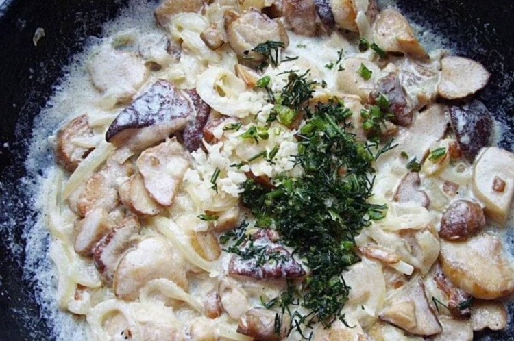 Жареные опята со сливками