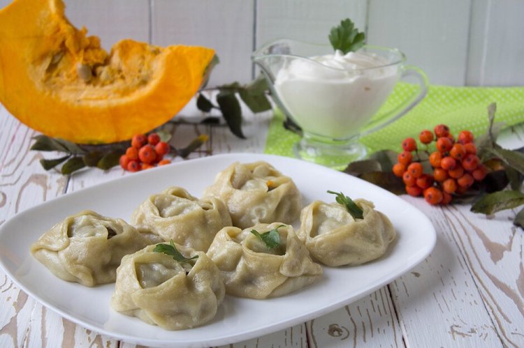 Манты с тыквой и курицей