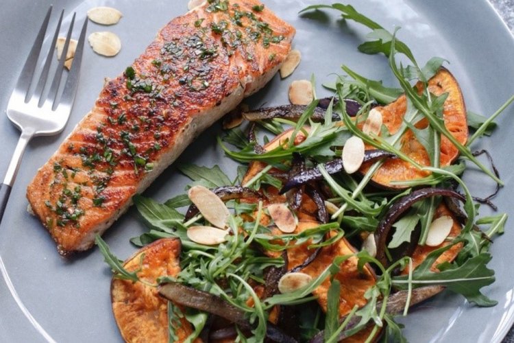 Батат с лососем в духовке