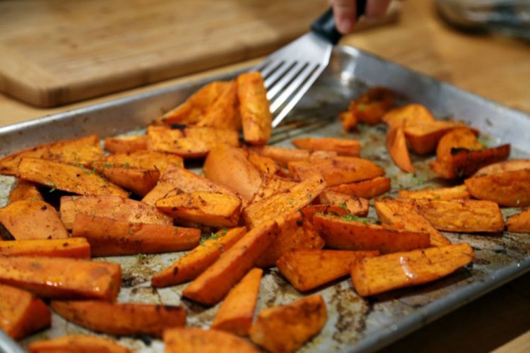 Батат с копченой паприкой в духовке